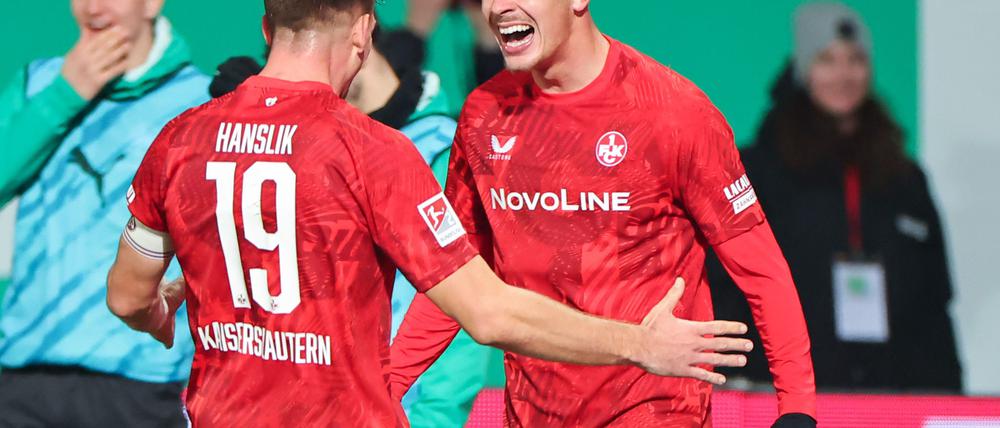 Kaiserslauterns Filip Kaloc (r) jubelt mit Teamkollege Daniel Hanslik über das 3:2.