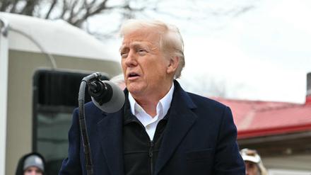 US-Präsident Donald Trump spricht beim Besuch eines vom Hurrikan „Helene“ betroffenen Viertels in Swannanoa, North Carolina.