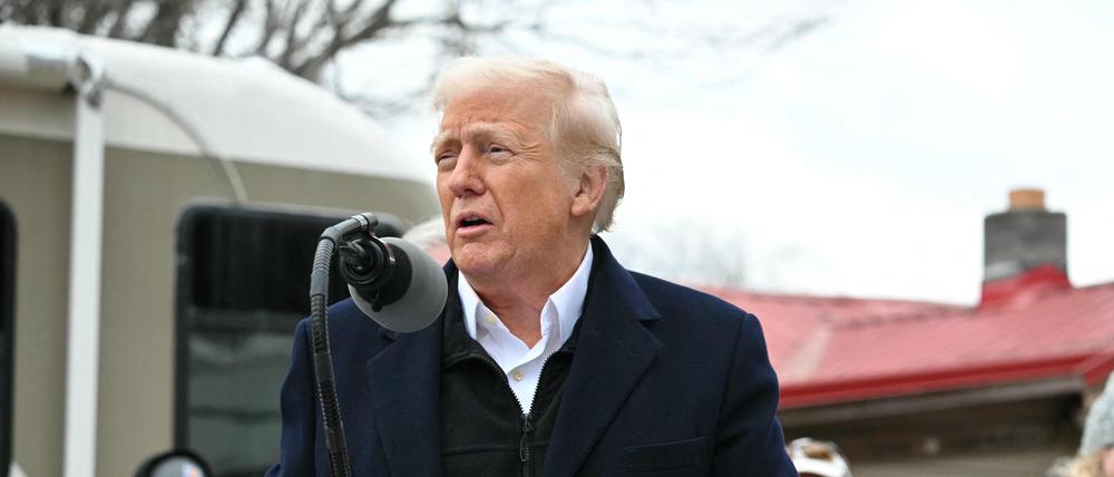 US-Präsident Donald Trump spricht beim Besuch eines vom Hurrikan „Helene“ betroffenen Viertels in Swannanoa, North Carolina.