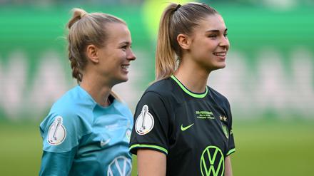 Merle Frohms (l) und Jule Brand verlassen die Wolfsburger Fußballerinnen einem Medienbericht zufolge im Sommer.