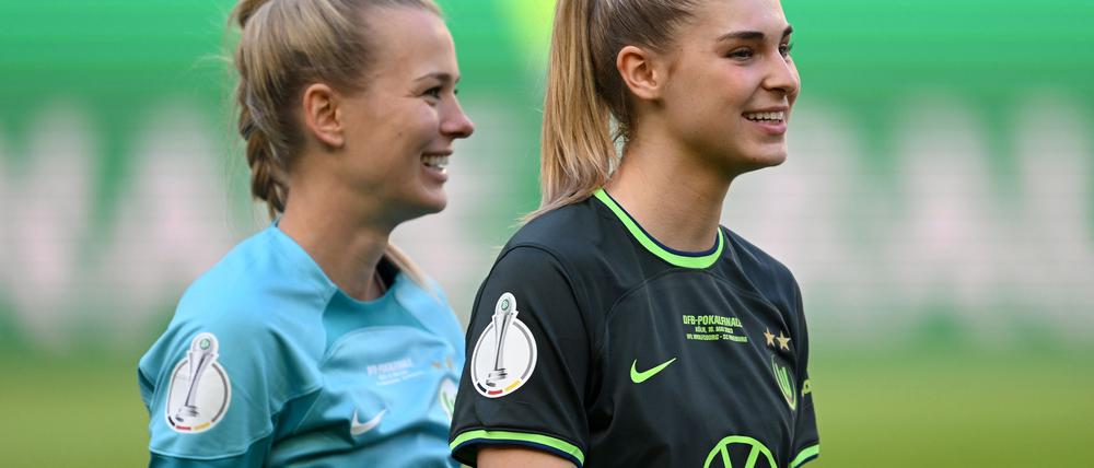 Merle Frohms (l) und Jule Brand verlassen die Wolfsburger Fußballerinnen einem Medienbericht zufolge im Sommer.