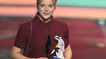 Jella Haase spricht über ihren Preis als Beste Darstellerin auf der Bühne während der Show im Prinzregententheater. Hier wird der 46. Bayerische Filmpreis verliehen. 