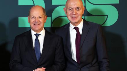 DFB-Präsident Bernd Neuendorf (r) und Bundeskanzler Olaf Scholz sprechen von der gesellschaftlichen Bedeutung des Fußballs.