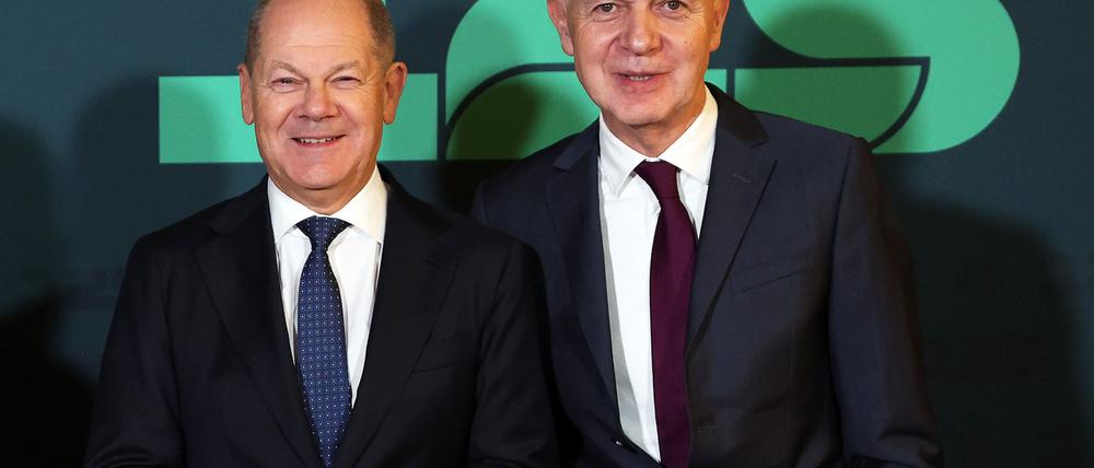 DFB-Präsident Bernd Neuendorf (r) und Bundeskanzler Olaf Scholz sprechen von der gesellschaftlichen Bedeutung des Fußballs.
