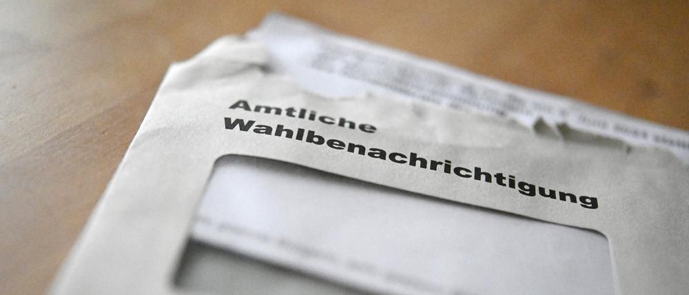 Eine geöffnete amtliche Wahlbenachrichtigung. 