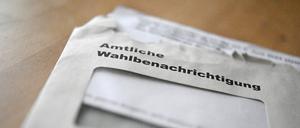 Eine geöffnete amtliche Wahlbenachrichtigung. 