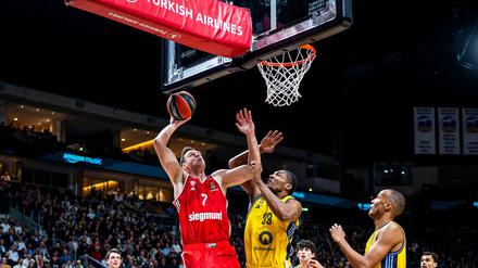 Albas David McCormack versucht Bayerns Nationalspieler Johannes Voigtmann zu verteidigen