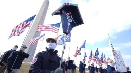 Provokation in der US-Hauptstadt: Mitglieder der „Patriot Front“ haben sich vor dem Washington Monument positioniert. 
