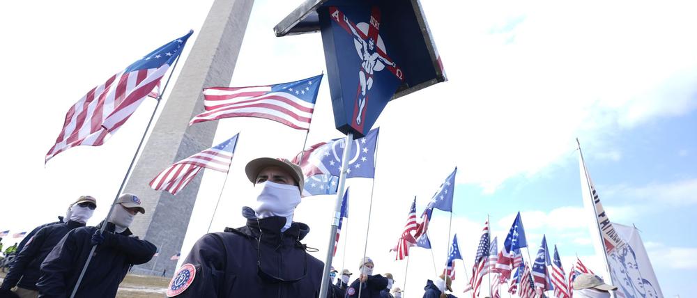 Provokation in der US-Hauptstadt: Mitglieder der „Patriot Front“ haben sich vor dem Washington Monument positioniert. 