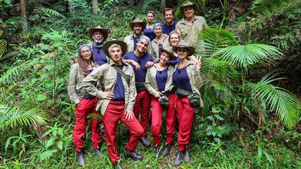 Angekommen im australischen Dschungel (von links): Lilly Becker, Pierre Sanoussi-Bliss, Sam Dylan, Maurice Dziwak, Timur Ülker, Edith Stehfest, Anna-Carina Woitschack, Alessia Herren, Jörg Dahlmann, Nina Bott, Yeliz Koc und Jürgen Hingsen.