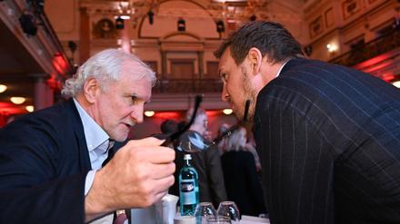 Julian Nagelsmann (r) macht bis 2028 weiter, für Rudi Völler soll beim DFB 2026 Schluss sein. 