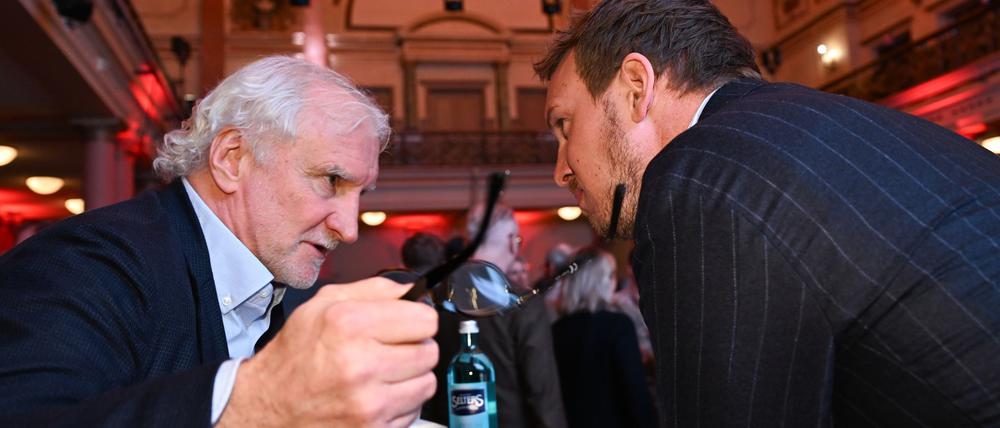 Julian Nagelsmann (r) macht bis 2028 weiter, für Rudi Völler soll beim DFB 2026 Schluss sein.