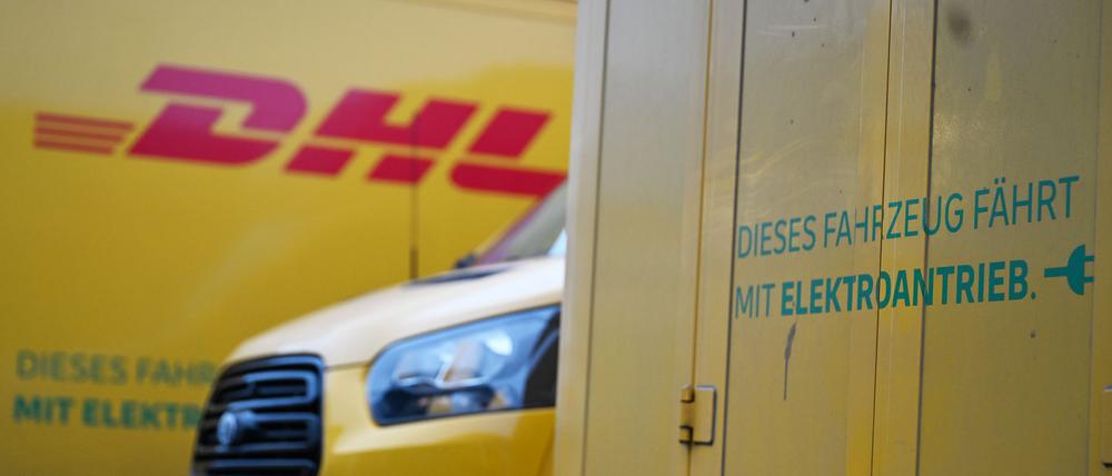 Elektro-Transporter von DHL stehen auf dem Gelände einer Düsseldorfer Zustellbasis. Von 120 Transportern sind dort 49 Stromer, auch dort soll der Elektro-Anteil künftig steigen.