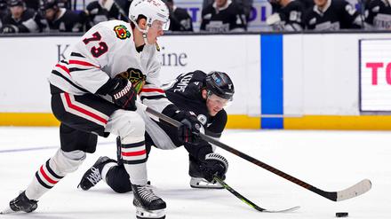 Lukas Reichel (l) bereitete bei der Niederlage seiner Chicago Blackhawks gegen die Tampa Bay Lightning einen Treffer vor.
