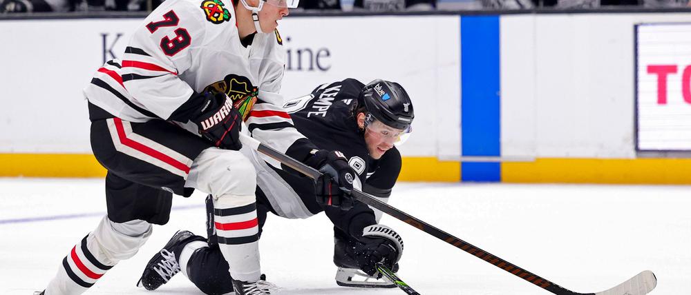 Lukas Reichel (l) bereitete bei der Niederlage seiner Chicago Blackhawks gegen die Tampa Bay Lightning einen Treffer vor.