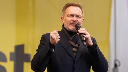 Der Spitzenkandidat der FDP Christian Lindner spricht bei einem Wahlkampfauftritt.