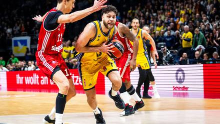 Albas Will McDowell-White im Duell mit Bayerns Vladimir Lucic