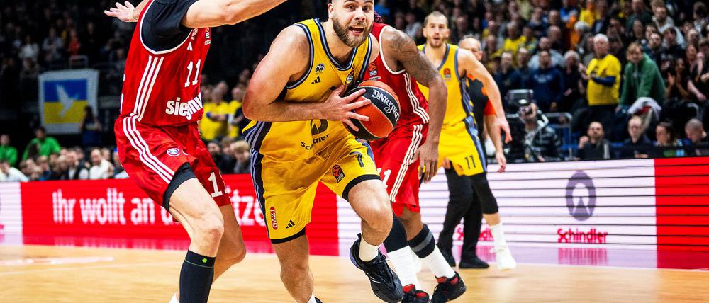 Albas Will McDowell-White im Duell mit Bayerns Vladimir Lucic