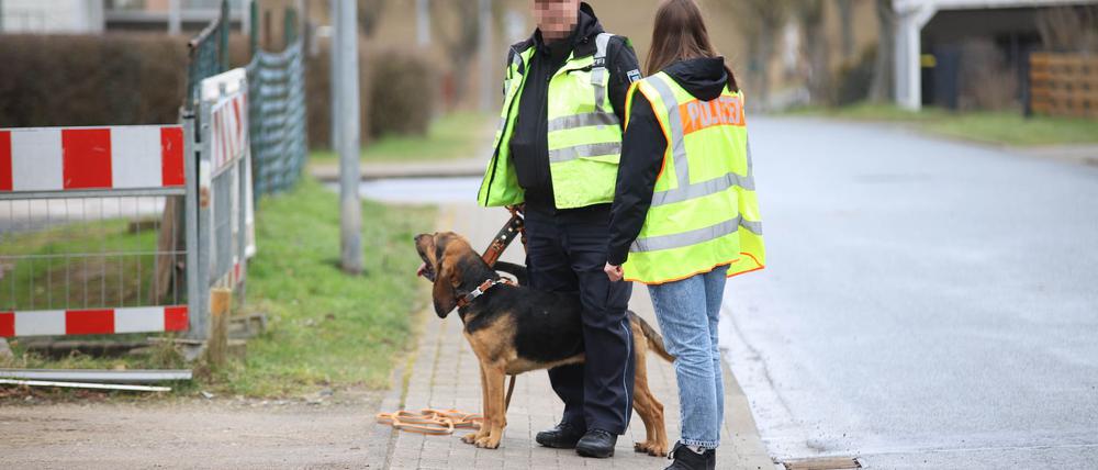 Nach dem Fund einer Leiche in einem Einfamilienhaus geht die Polizei von einem Gewaltverbrechen aus.