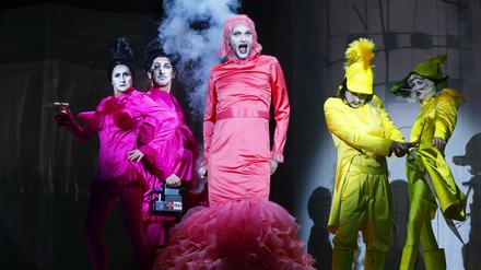 Carmen (Lindy Larsson, mitte) überragt ihren Verehrer um eine Kopflänge.