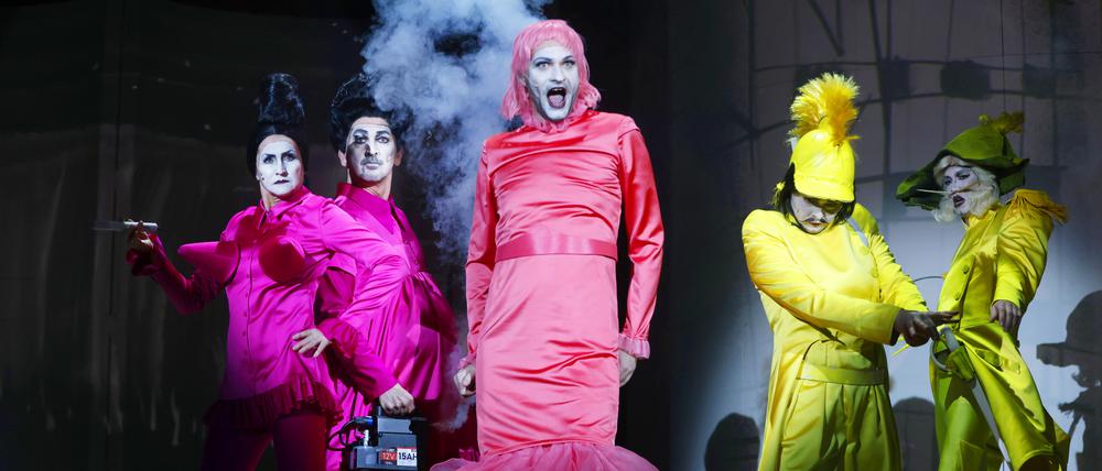 Carmen (Lindy Larsson, mitte) überragt ihren Verehrer um eine Kopflänge.