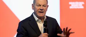 Bundeskanzler Olaf Scholz (SPD) diskutiert bei einem Wahlkampfauftritt in Saarbrücken mit Bürgern.