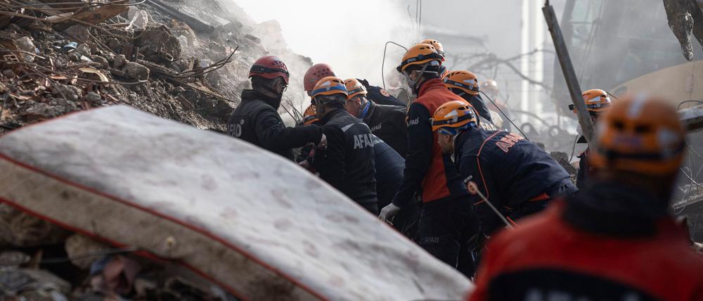 Aus noch ungeklärter Ursache stürzte ein vierstöckiges Wohngebäude in der Provinz Konya ein.
