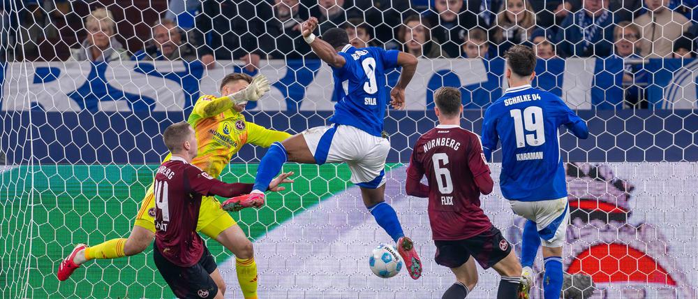 Schalkes Moussa Sylla erzielt das Tor zum 3:1.