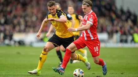 Dynamos Stefan Kutschke (l) gegen Cottbus' Erik Engelhardt.