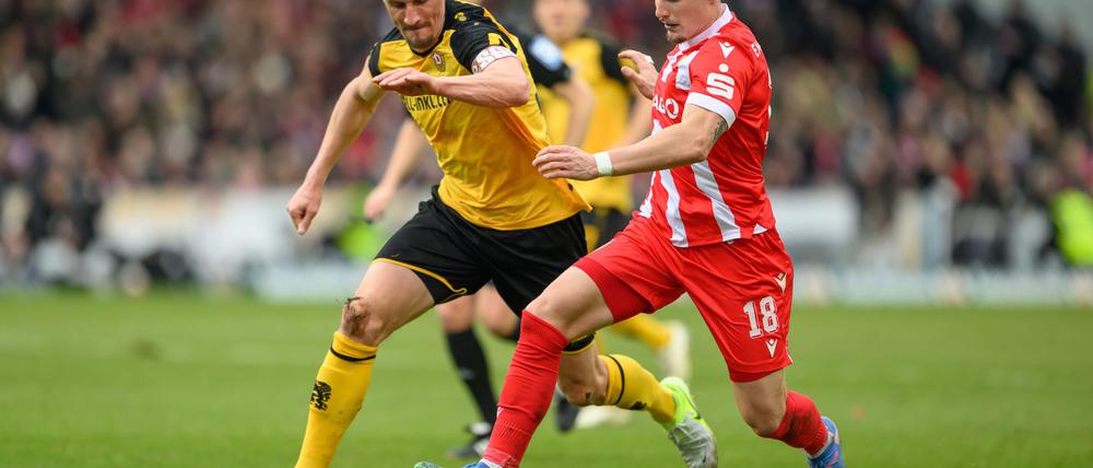 Dynamos Stefan Kutschke (l) gegen Cottbus' Erik Engelhardt.