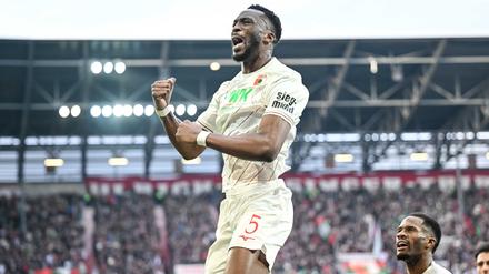 Chrislain Matsima beschert dem FC Augsburg das 1:0.