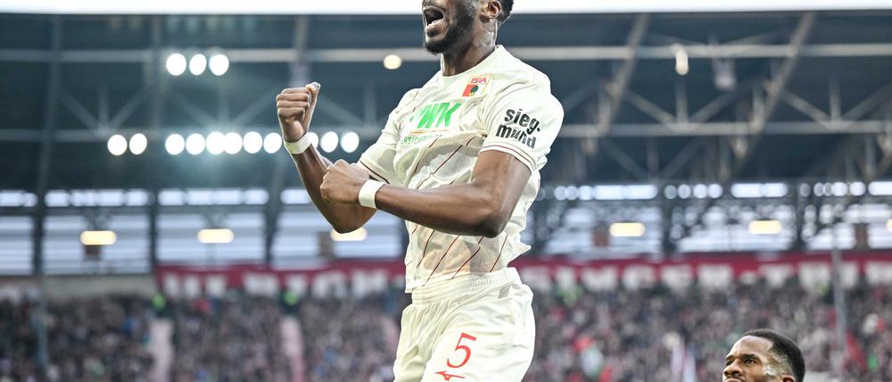 Chrislain Matsima beschert dem FC Augsburg das 1:0.