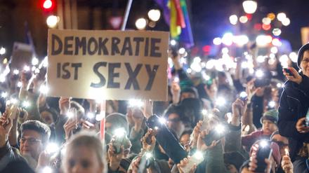 Aktivisten nehmen an einer Demonstration mit dem Titel „Wir stehen zusammen! Meer aus Lichtern gegen einen Rechtsruck“ teil (Symbolbild).