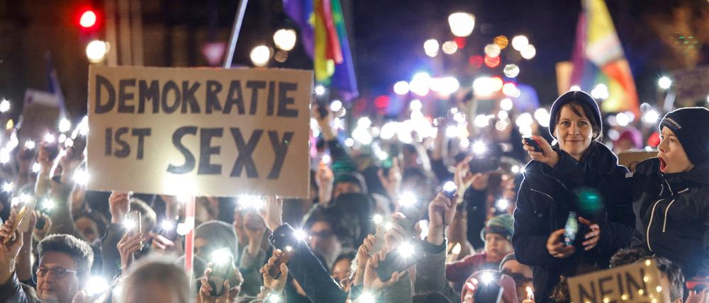 Aktivisten nehmen an einer Demonstration mit dem Titel „Wir stehen zusammen! Meer aus Lichtern gegen einen Rechtsruck“ teil (Symbolbild).
