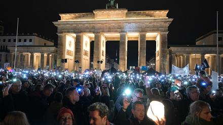 Zehntausende am Brandenburger Tor ließen Lichter „gegen den Rechtsruck“ leuchten.