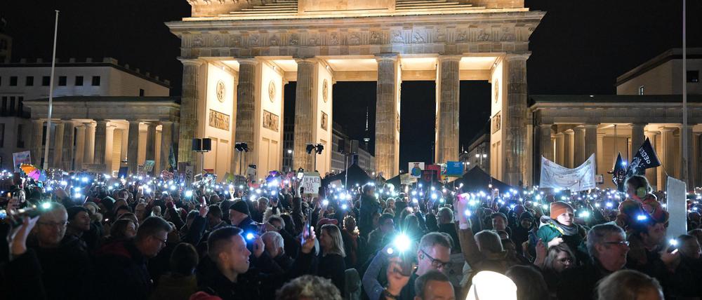 Zehntausende am Brandenburger Tor ließen Lichter „gegen den Rechtsruck“ leuchten.