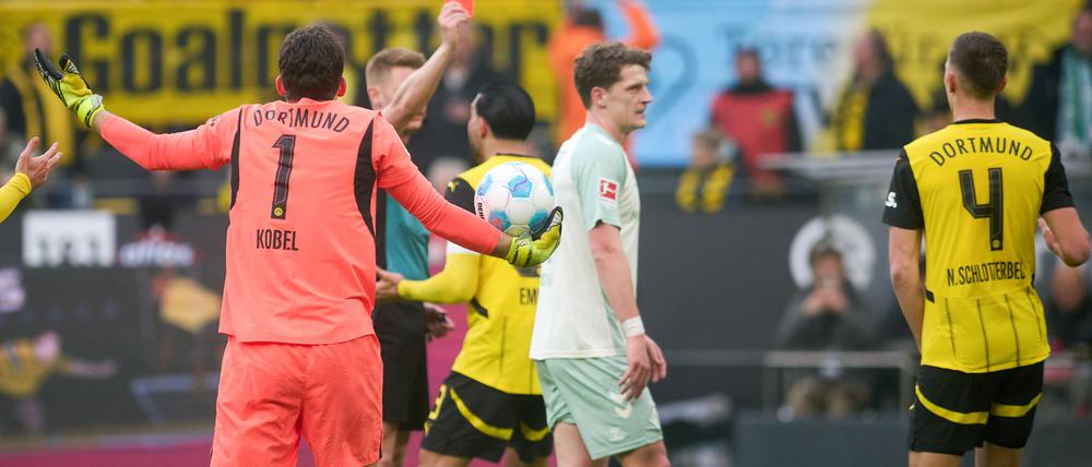 Nico Schlotterbeck sieht früh die Rote Karte.