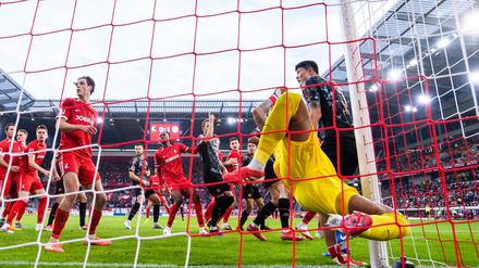 Ball und Torwart im Netz: Das 2:0 der Bayern sorgt auf Freiburger Seite für Ärger.