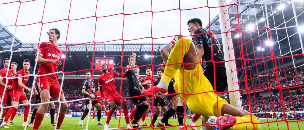 Ball und Torwart im Netz: Das 2:0 der Bayern sorgt auf Freiburger Seite für Ärger.