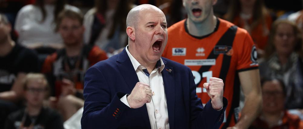 Engagiert dabei: Volleys-Trainer Joel Banks.