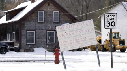 21.01.2025, Kanada, Stanstead: Ein Schild an einer unbewachten Grenzstraße, die von Quebec nach Vermont führt.