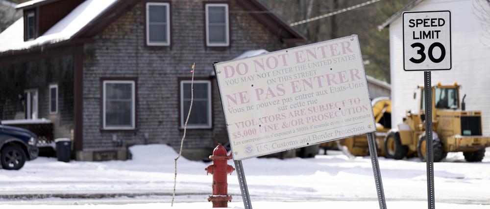 21.01.2025, Kanada, Stanstead: Ein Schild an einer unbewachten Grenzstraße, die von Quebec nach Vermont führt.