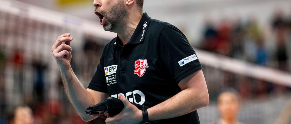 Potsdams Trainer Riccardo Boieri treibt sein Team lautstark an
