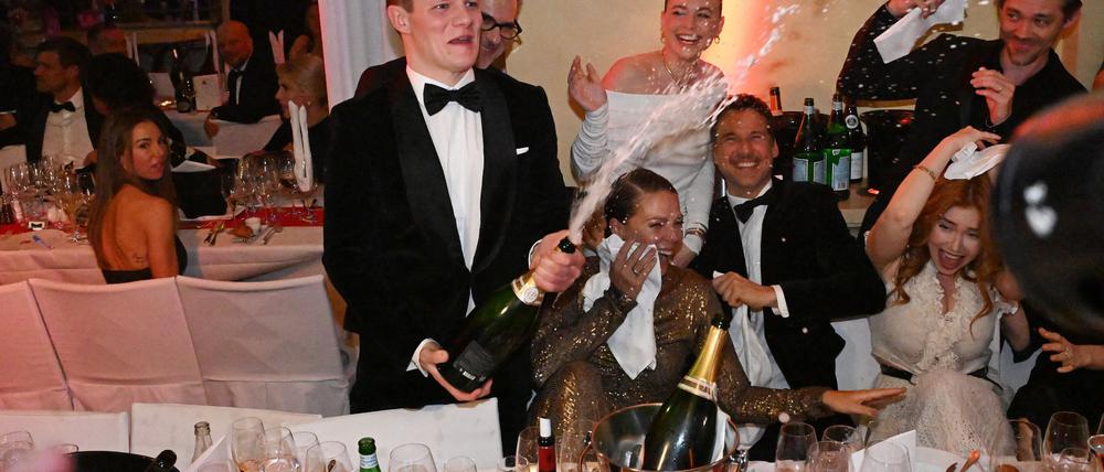 Korkenknallen trotz harter Zeiten: Die Filmbranche feiert beim Deutschen Filmball.