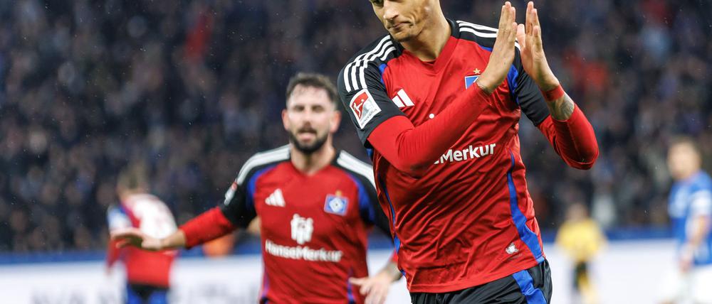 HSV-Torschütze Selke applaudiert nach seinem Treffer.