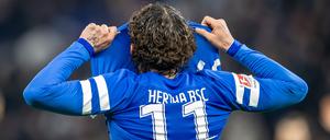 25.01.2025, Berlin: Fußball: 2. Bundesliga, Hertha BSC - Hamburger SV, 19. Spieltag, Olympiastadion. Berlins Fabian Reese reagiert auf die Niederlage und zieht sein Trikot über den Kopf. Foto: Andreas Gora/dpa - WICHTIGER HINWEIS: Gemäß den Vorgaben der DFL Deutsche Fußball Liga bzw. des DFB Deutscher Fußball-Bund ist es untersagt, in dem Stadion und/oder vom Spiel angefertigte Fotoaufnahmen in Form von Sequenzbildern und/oder videoähnlichen Fotostrecken zu verwerten bzw. verwerten zu lassen. +++ dpa-Bildfunk +++