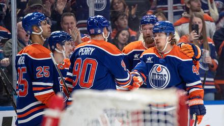 Die Edmonton Oilers feiern ihren Sieg über Buffalo.