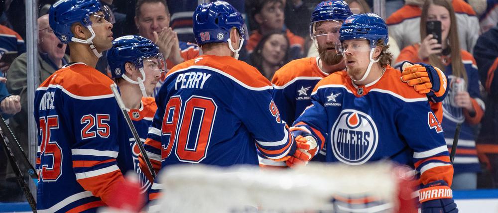Die Edmonton Oilers feiern ihren Sieg über Buffalo.
