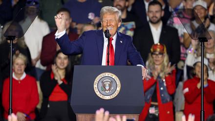 US-Präsident Donald Trump kokettiert bei einer Rede in Las Vegas mit der Idee, für mehr als zwei Amtszeiten im Weißen Haus zu bleiben.