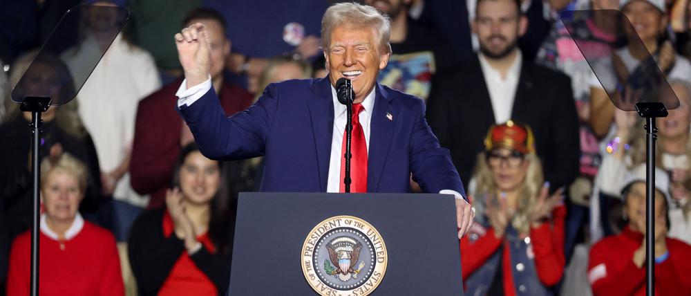 US-Präsident Donald Trump kokettiert bei einer Rede in Las Vegas mit der Idee, für mehr als zwei Amtszeiten im Weißen Haus zu bleiben.